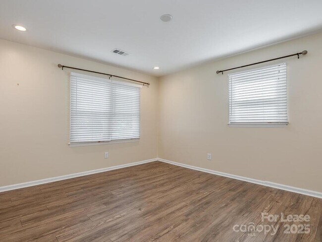 Building Photo - 325 Clearbrook Rd