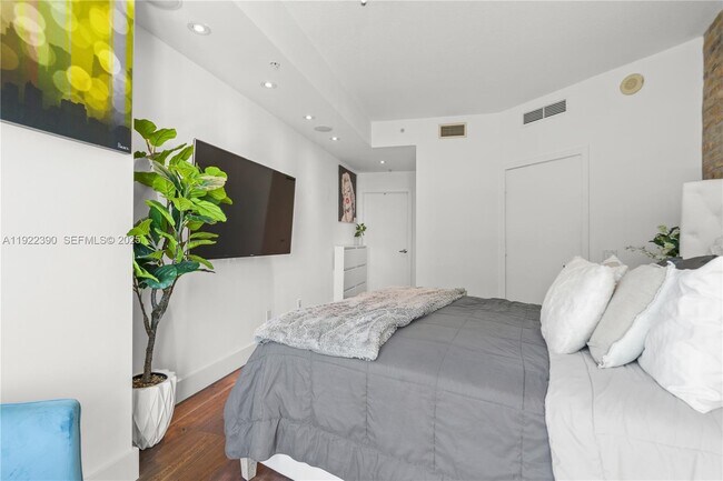 Building Photo - 60 SW 13th St