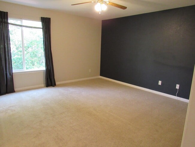 Building Photo - Bright and well maintained 4 bed, 3 bath h...