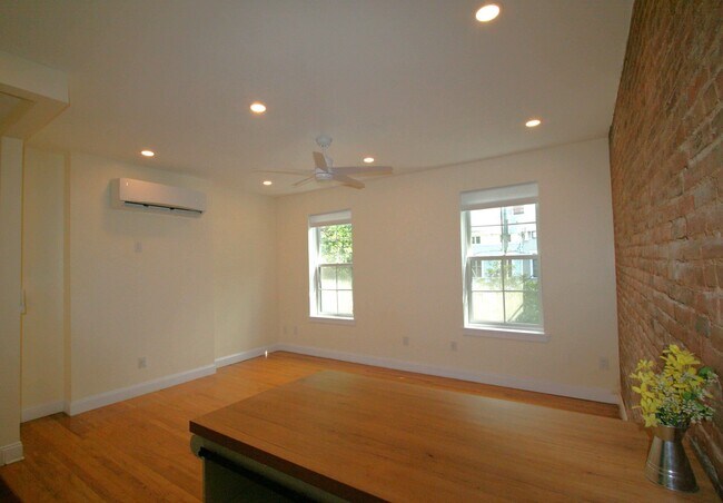 Building Photo - 142 Sussex St