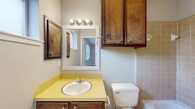 Building Photo - 1107 Braeswood Dr