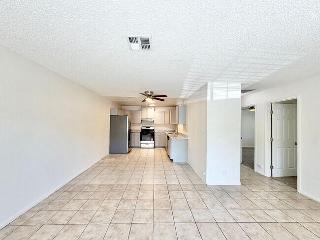 Building Photo - AVAILABLE NOW!! 2 Bedroom 1 Bathroom Apartment in Cathedral City!