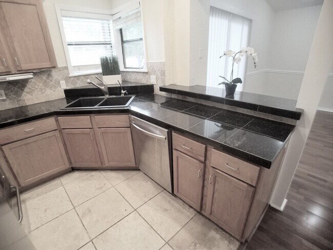 Building Photo - Beautiful 1/1 Wood Floors Condo for Rent i...
