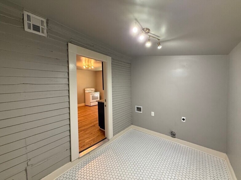 Building Photo - 706 S Saint Louis Ave