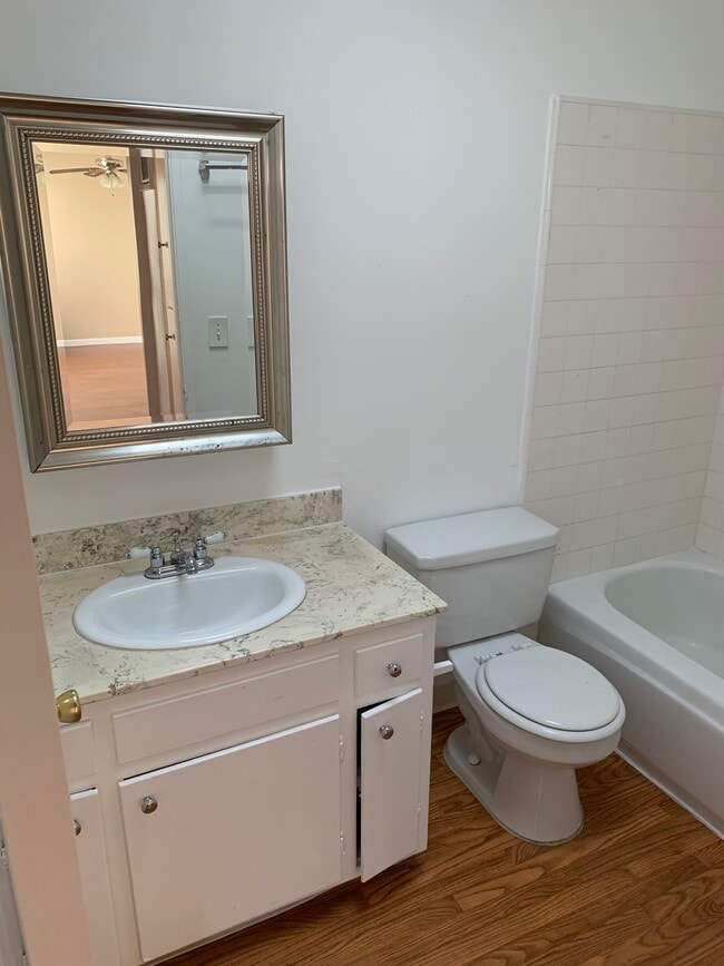 Building Photo - 1420 N Fuller Ave