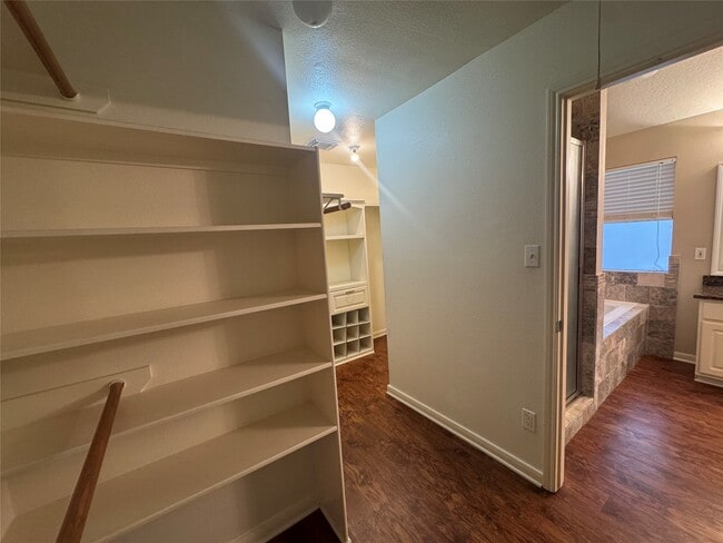 Building Photo - 711 W Clady Dr