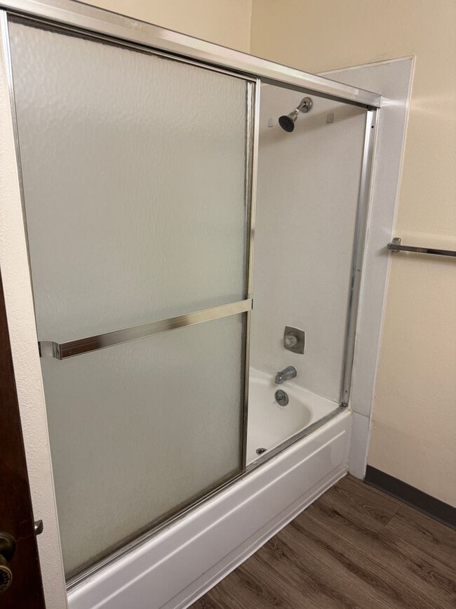 Building Photo - Large single level 2 bedroom 1 bath duplex in Springfield! MOVE IN SPECIAL!