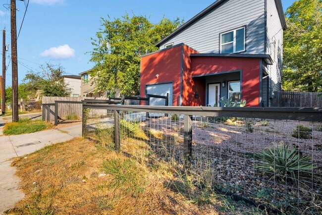 Building Photo - Modern Comfort Minutes from Downtown
