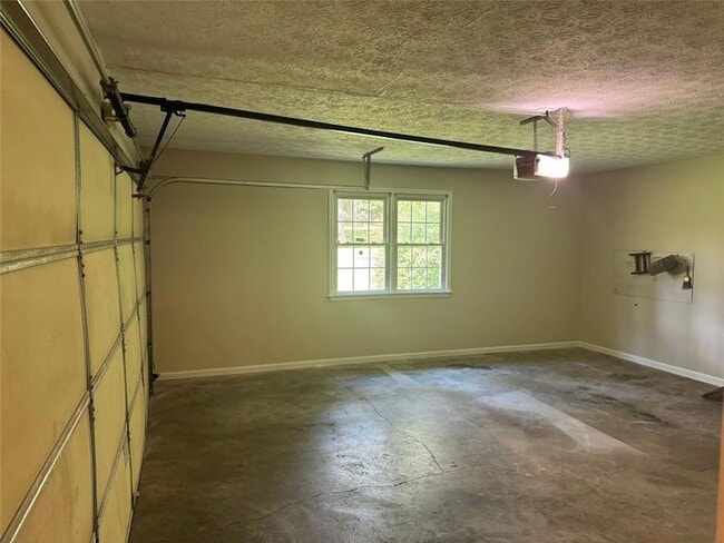 Building Photo - 625 Locust Rd