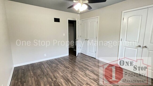Building Photo - Stunning 3 bedroom, 2 bathroom duplex is L...