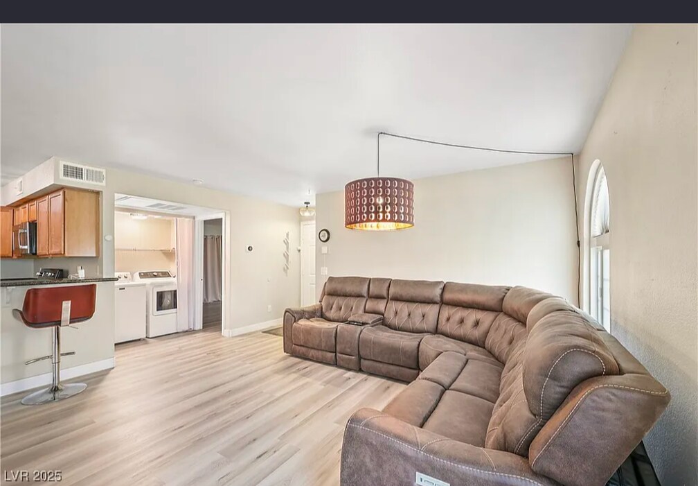 Living room - 3145 E Flamingo Rd