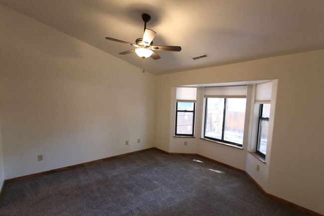 Building Photo - Spacious University Highlands Home | Vaulted Ceilings + Fenced Backyard
