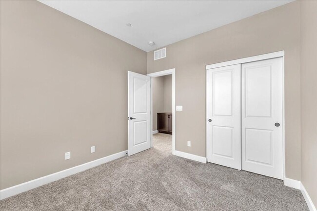 Building Photo - 4-Bedroom Tuscany Townhome with Strip & Golf Course Views