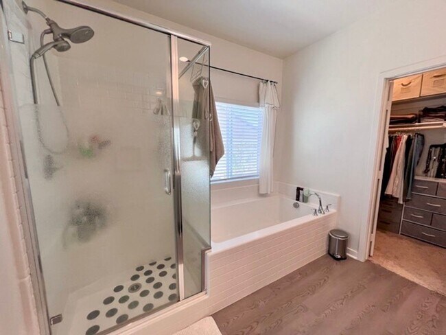 Building Photo - Stunning 2021 built 4 bedroom home for LEA...