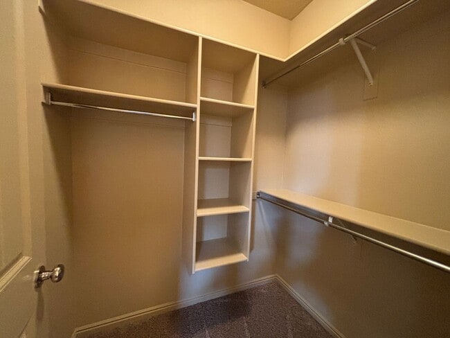 Building Photo - SPACIOUS HOME FOR RENT!