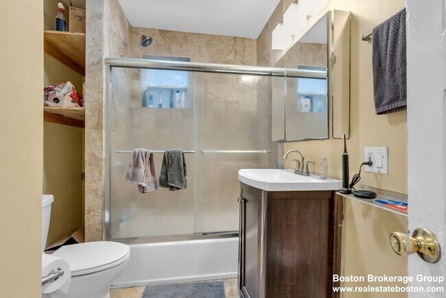 Building Photo - Get $1000 upon closing with monthly promo!  Spacious, Luxury Apartment with Huge Sunlit rooms nea...