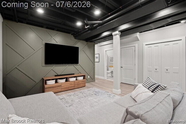 Building Photo - 402 N Alexander Ave