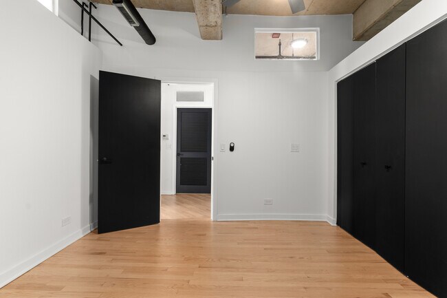 Building Photo - 6 S Laflin St