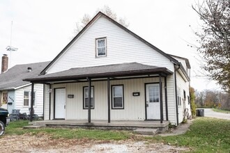 Building Photo - Charming 3-Bedroom Duplex with 2 Full Bath...