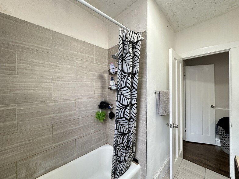 Building Photo - 3538 W Grace St