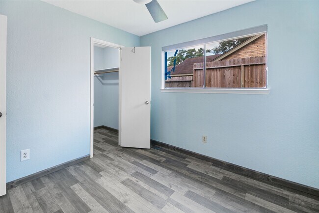 Building Photo - 2417 Hedgerose Ln
