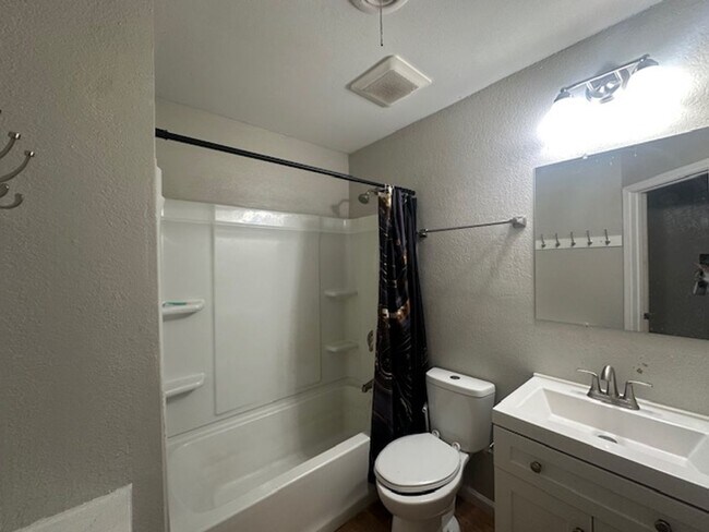 Building Photo - 893 Palm St