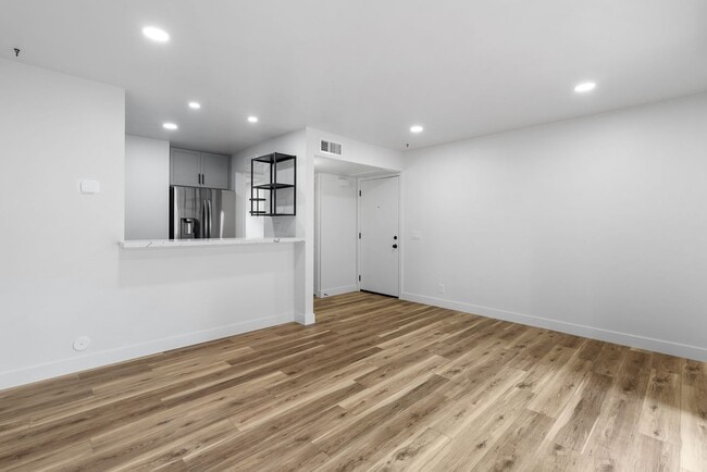 Building Photo - Renovated 1 Bedroom Condo Overlooking Creek