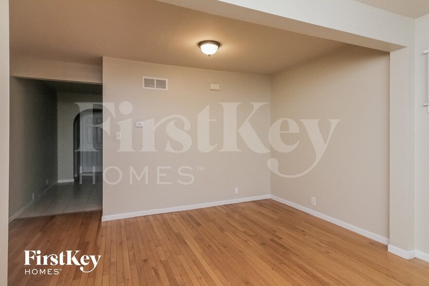 Building Photo - 1369 Hinman St