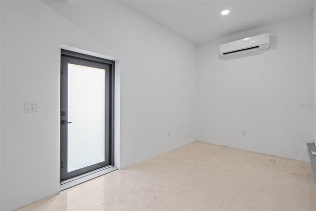 Building Photo - 585 Dolphin Ave SE