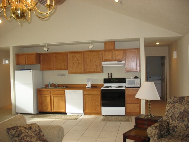 Building Photo - 2 Bed/1 Bath in 55+ Independent Living Community