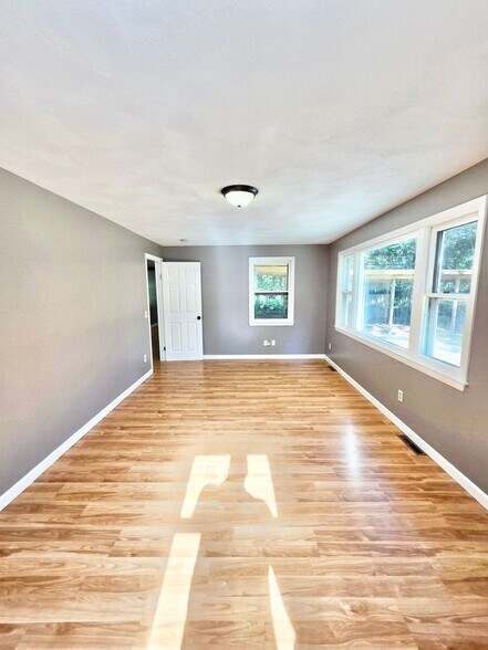 Building Photo - 204 S Pierce Rd