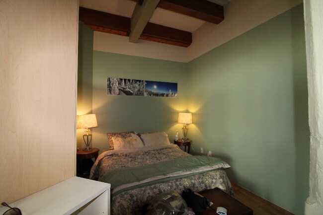 Building Photo - 215 W Maple St