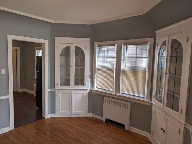 Building Photo - Renovated 3BR/1.5BA | 1,200 Sq Ft | Pet Fr...
