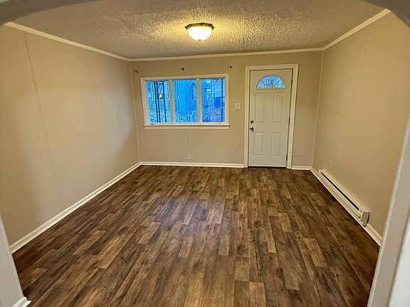 Building Photo - Practical and Move-In Ready