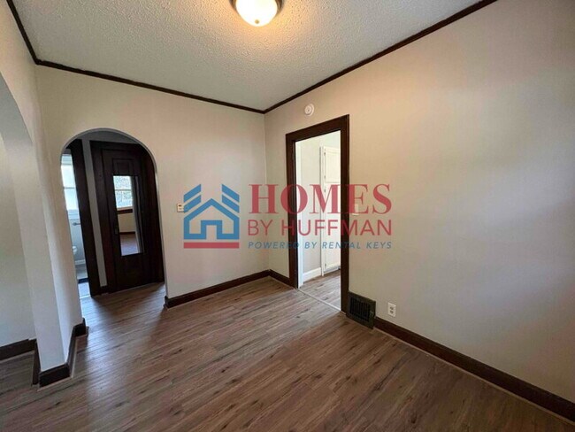 Building Photo - Two Bedroom House | Large Back Yard
