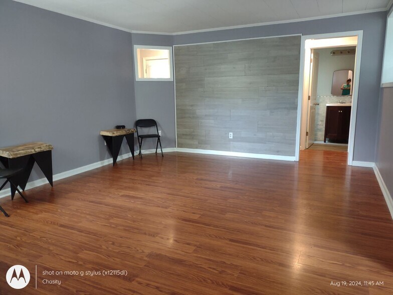 Building Photo - 802 W Oak Ave