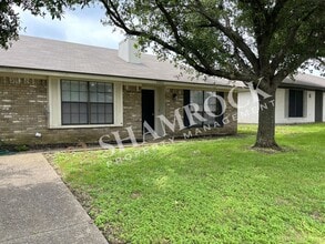 Building Photo - Midway Duplex