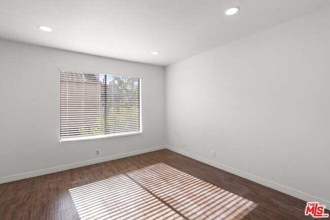 Building Photo - 3055 N Brea Blvd