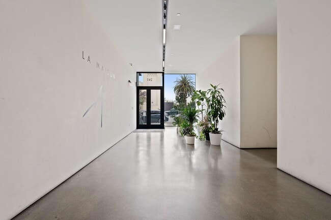 Building Photo - Modern 1 Bed, 1 Bath Condo @ 10th & Howard...