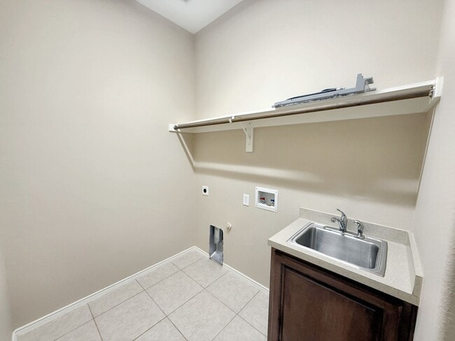 Building Photo - 1713 Lake Way Dr