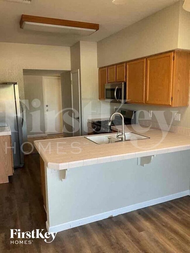Building Photo - 805 N Posthole Ln