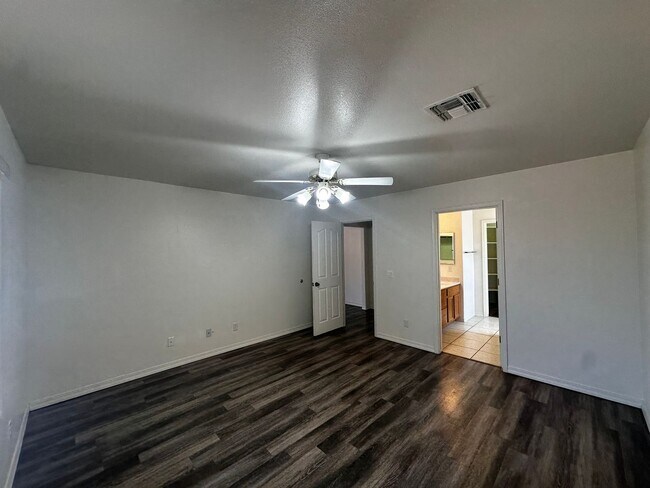 Building Photo - 3 Bedroom 2 Bathroon Home