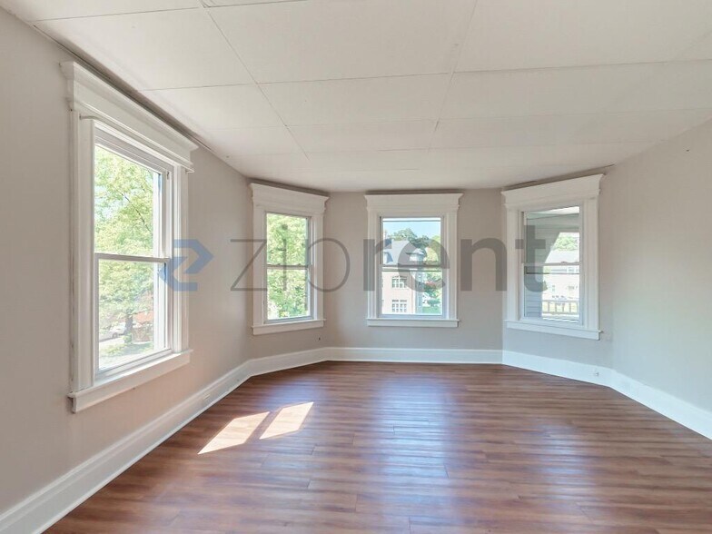 Building Photo - Unit 2