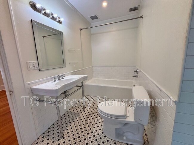 Building Photo - 3522 Pine St