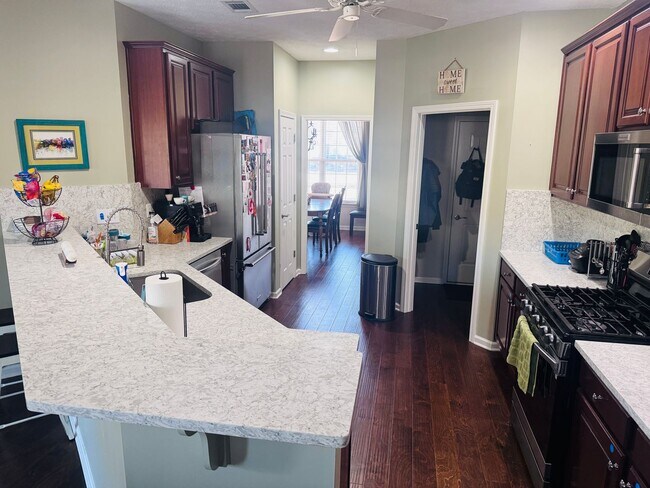 Building Photo - 4 Bedroom 2 Bath in Deer Creek