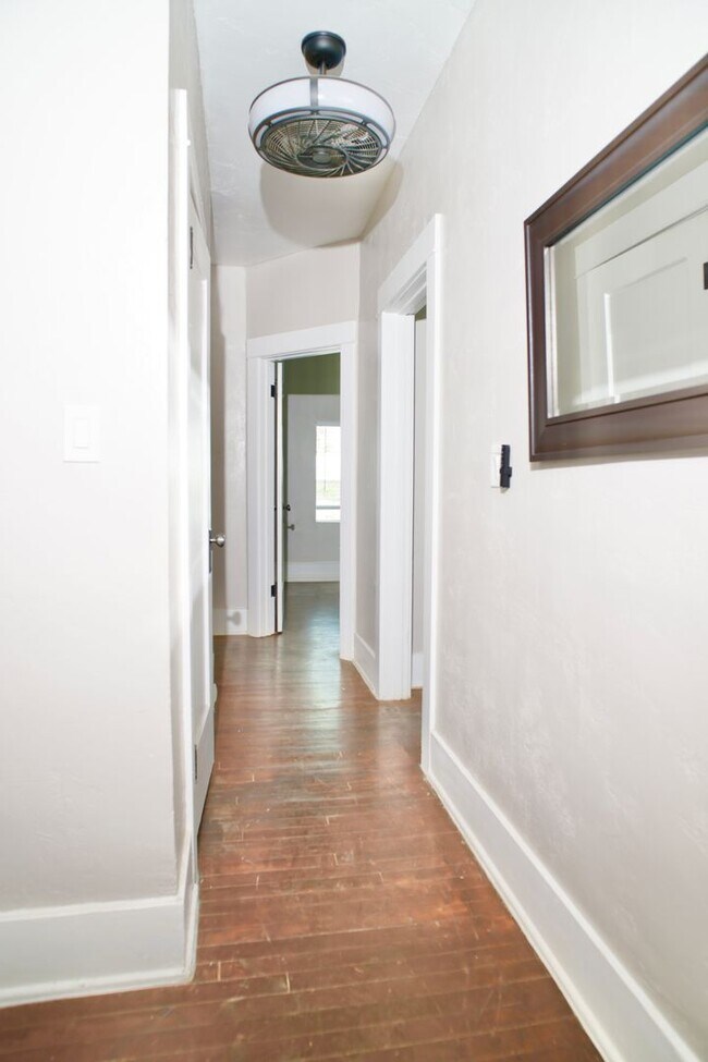 Building Photo - Furnished 2 Bedroom walking distance to Historic 4th Ave!