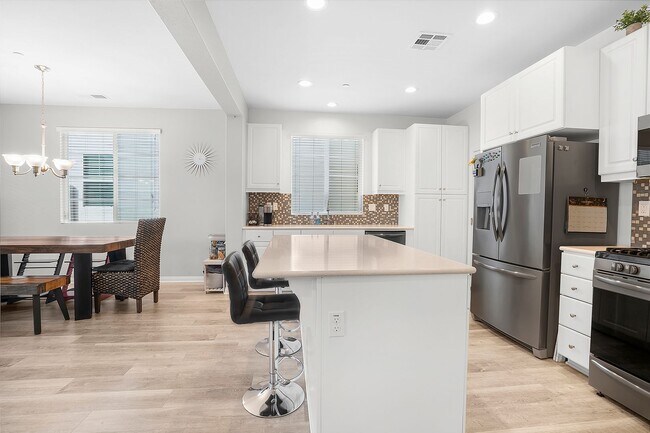 Building Photo - Beautiful 5 Bedroom Custom-Built Home in C...