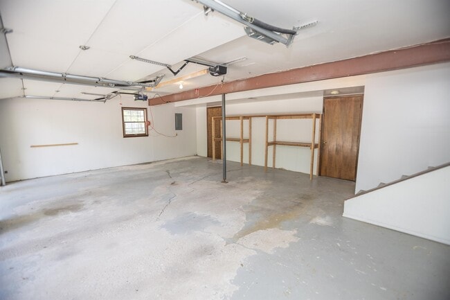 Building Photo - 223 Mary Dr
