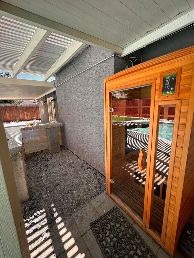 Building Photo - Beautiful Home for rent in Visalia!