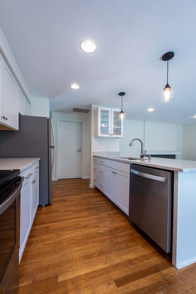 Building Photo - Peaceful neighborhood setting within walki...